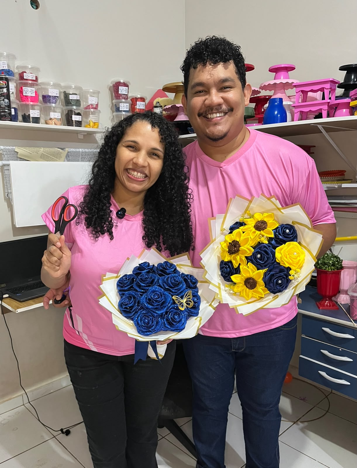 Jakson e Hana juntos no ateliê com seus buquês artesanais